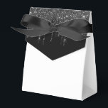 Ballotins Boîte de friandises à paillettes dégoulinantes pou<br><div class="desc">La boîte de faveurs de fête est illustrée avec une fausse impression de dégoulinade de paillettes noir et blanc sur le rabat avant. Parfait pour offrir des friandises en cadeau. Personnalisez cet article ou achetez-le tel quel. Conseil : il suffit d'ajouter vos excellentes friandises et un joli ruban. Impression sous...</div>