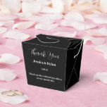 Ballotins Boîte de friandises de fête<br><div class="desc">Cette boîte de friandises de fête est présentée dans une élégante couleur noire.
Personnalisez cet article et remplacez le texte exemple par le vôtre.
Conseil : il suffit d'ajouter vos délicieuses friandises et un ruban de fête.</div>