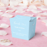 Ballotins Boîte de friandises de fête<br><div class="desc">Cette boîte de cadeaux de fête est présentée dans une élégante couleur bleu clair.
Personnalisez cet article et remplacez le texte exemple par le vôtre.
Astuce : il suffit d'ajouter vos délicieuses friandises et un ruban de fête.</div>