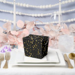 Ballotins Boîte de friandises étoilées<br><div class="desc">La boîte de friandises de faveur de fête est présentée dans un imprimé d'étoiles noires et dorées.
Personnalisez cet article ou achetez tel quel.




Image sous licence</div>