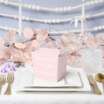 Ballotins Boîte de friandises pour fête<br><div class="desc">La boîte de faveur de fête est présentée dans une élégante couleur rose blush.
Personnalisez cet article et remplacez le texte échantillon par le vôtre.
Astuce : il suffit d'ajouter vos délicieuses friandises et un ruban festif.</div>