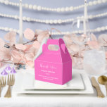 Ballotins Boîte de friandises pour fête<br><div class="desc">La boîte de faveur de fête est montrée dans une couleur rose chaud festive.
Personnalisez cet article et changez le texte de l'exemple au vôtre.
Astuce: Il suffit d'ajouter vos excellentes friandises et un ruban festif.</div>