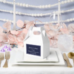 Ballotins Boîte de friandises pour fête<br><div class="desc">La boîte de faveur de fête est présentée dans une couleur bleu marine et blanc élégante.
Personnalisez cet article et remplacez le texte exemple par le vôtre.
Astuce : il suffit d'ajouter vos délicieuses friandises et un ruban de fête.</div>