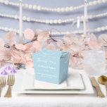 Ballotins Boîte de friandises pour fête<br><div class="desc">La boîte de faveur de fête est présentée dans une élégante couleur de brouillard bleu.
Personnalisez cet article et remplacez le texte d'exemple par le vôtre.
Conseil : il suffit d'ajouter vos délicieuses friandises et un ruban de fête.</div>