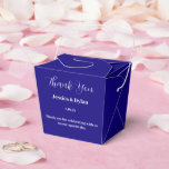 Ballotins Boîte de friandises pour fête<br><div class="desc">Cette boîte de friandises est présentée dans une élégante couleur bleu royal.
Personnalisez cet article et remplacez le texte d'exemple par le vôtre.
Astuce : il suffit d'ajouter vos délicieuses friandises et un ruban de fête.</div>