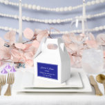 Ballotins Boîte de friandises pour fête<br><div class="desc">La boîte de faveur de fête est présentée dans une couleur bleu royal et blanc élégante.
Personnalisez cet article et remplacez le texte d'exemple par le vôtre.
Conseil : il suffit d'ajouter vos délicieuses friandises et un ruban de fête.</div>