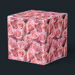 Ballotins Boîte de friandises pour fête avec impression de r<br><div class="desc">La boîte de faveur de fête est présentée avec une belle impression florale de roses roses. 
Personnalisez cet article ou achetez-le tel quel.
Conseil : il suffit d'ajouter vos excellentes friandises et d'ajouter un ruban de fête.



Image sous licence</div>