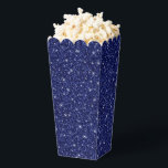 Ballotins Boîte de friandises pour fête glitter<br><div class="desc">La boîte de cadeaux de fête est présentée avec une impression de paillettes fausses de couleur bleu marine festive.
Parfait pour offrir des friandises en cadeau. Personnalisez cet article ou achetez-le tel quel.
Conseil : il suffit d'ajouter vos excellentes friandises et d'y ajouter un joli ruban.




Impression sous licence</div>