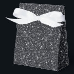 Ballotins Boîte de friandises pour fête scintillante<br><div class="desc">La boîte de faveur de fête est présentée avec une impression de paillettes fausses de couleur noire festive.
Parfait pour offrir des friandises en cadeau. Personnalisez cet article ou achetez-le tel quel.
Conseil : il suffit d'ajouter vos excellentes friandises et d'ajouter un joli ruban.




Impression sous licence</div>