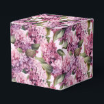 Ballotins Boîte de friandres à thème imprimé lilas<br><div class="desc">La boîte de friandises est illustrée d'un imprimé floral lilas. 
Personnalisez cet article ou achetez-le tel quel.
Conseil : il suffit d'ajouter vos friandises et un ruban festif.



Image sous licence</div>