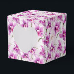Ballotins Boîte de traitement de la fête des orchidées<br><div class="desc">La boîte de faveur de la fête est présentée avec un joli imprimé fleuri d'orchidées violettes. Customisez cet objet ou achetez tel quel. Astuce : Ajoutez simplement vos bonnes friandises et ajoutez un ruban festif. Image sous licence</div>
