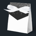 Ballotins Boîte de traitement de la partie de la parties sci<br><div class="desc">La boîte de faveur de la fête est affichée avec une empreinte fausse parties scintillant en noir et blanc sur le rabat avant. Parfait pour offrir des cadeaux. Customisez cet objet ou achetez tel quel. Astuce : Ajoutez simplement vos bonnes friandises et ajoutez du ruban mignon. Impression sous licence</div>