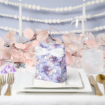 Ballotins Boîte de traitement de partie<br><div class="desc">La boîte de fête est présentée dans un joli imprimé fleuri violet-lavande joliment élégant. Customisez cet objet et ajoutez-le ou achetez comme indiqué. Conseil : Ajoutez un autocollant avec des noms et ajoutez un joli ruban. Conseil Image sous licence : Ajoutez simplement vos bonnes friandises et ajoutez un ruban festif....</div>