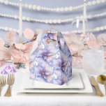 Ballotins Boîte de traitement de partie<br><div class="desc">La boîte de fête est présentée dans un joli imprimé fleuri violet-lavande joliment élégant. Customisez cet objet et ajoutez-le ou achetez comme indiqué. Conseil : Ajoutez un autocollant avec des noms et ajoutez un joli ruban. Conseil Image sous licence : Ajoutez simplement vos bonnes friandises et ajoutez un ruban festif....</div>