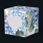 Ballotins Boîte de traitement de partie<br><div class="desc">La boîte de faveur de la fête est affichée dans une jolie impression d'aquarelle fleurie d'hydrangée bleue. Customisez cet objet et ajoutez-le ou achetez comme indiqué. Conseil : Ajoutez un autocollant avec des noms et ajoutez un joli ruban. Conseil Image sous licence : Ajoutez simplement vos bonnes friandises et ajoutez...</div>