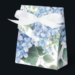Ballotins Boîte de traitement de partie<br><div class="desc">La boîte de faveur de la fête est présentée dans un joli imprimé d'aquarelle fleurie d'hydrangée bleu élégant. Customisez cet objet et ajoutez-le ou achetez comme indiqué. Conseil : Ajoutez un autocollant avec des noms et ajoutez un joli ruban. Conseil Image sous licence : Ajoutez simplement vos bonnes friandises et...</div>