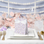 Ballotins Boîte de traitement de partie<br><div class="desc">La boîte de faveur Party est affichée dans une élégante impression lavande et couleur blanche damas couleur. Customisez cet objet et ajoutez-le ou achetez comme indiqué. Conseil : Ajoutez un autocollant avec des noms et ajoutez un joli ruban. Conseil Image sous licence : Ajoutez simplement vos bonnes friandises et ajoutez...</div>