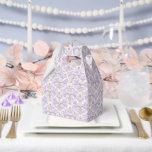 Ballotins Boîte de traitement de partie<br><div class="desc">La boîte de faveur Party est affichée dans une élégante impression lavande et couleur blanche damas couleur. Customisez cet objet et ajoutez-le ou achetez comme indiqué. Conseil : Ajoutez un autocollant avec des noms et ajoutez un joli ruban. Conseil Image sous licence : Ajoutez simplement vos bonnes friandises et ajoutez...</div>