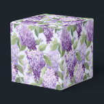 Ballotins Boîte de traitement de partie d'impression Lilacs<br><div class="desc">Une boîte de fête est affichée avec un imprimé floral lilas. Customisez cet objet ou achetez tel quel. Astuce : Ajoutez simplement vos bonnes friandises et ajoutez un ruban festif. Image sous licence</div>