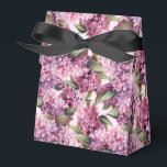 Ballotins Boîte de traitement de partie d'impression Lilacs<br><div class="desc">Une boîte de fête est affichée avec un imprimé floral lilas. Customisez cet objet ou achetez tel quel. Astuce : Ajoutez simplement vos bonnes friandises et ajoutez un ruban festif. Image sous licence</div>