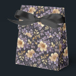 Ballotins Boîte de traitement Fleur Favor<br><div class="desc">La boîte de traitement Party favorite est présentée avec une belle impression florale violette multicolore. Customisez cet objet ou achetez tel quel. Astuce : Ajoutez simplement vos bonnes friandises et ajoutez un ruban festif. Image sous licence</div>