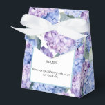 Ballotins Boîte de traitement pour partie d'impression Hydra<br><div class="desc">La boîte de faveur de la fête est affichée avec une impression florale d'hydrangée. Customisez cet élément et modifiez l'exemple de texte sur le vôtre. Astuce : Ajoutez simplement vos bonnes friandises et ajoutez un ruban festif. Image sous licence</div>