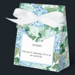 Ballotins Boîte de traitement pour partie d'impression Hydra<br><div class="desc">La boîte de faveur de la fête est affichée avec une impression florale d'hydrangée. Customisez cet élément et modifiez l'exemple de texte sur le vôtre. Astuce : Ajoutez simplement vos bonnes friandises et ajoutez un ruban festif. Image sous licence</div>