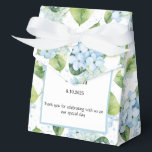 Ballotins Boîte de traitement pour partie d'impression Hydra<br><div class="desc">La boîte de faveur de la fête est affichée avec une impression florale d'hydrangée. Customisez cet élément et modifiez l'exemple de texte sur le vôtre. Astuce : Ajoutez simplement vos bonnes friandises et ajoutez un ruban festif. Image sous licence</div>
