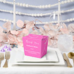 Ballotins Boîte de treats pour fête<br><div class="desc">La boîte de faveur de fête est affichée dans une couleur rose chaud de fête.
Personnalisez cet article et modifiez le texte de l'exemple pour le vôtre.
Astuce : Ajoutez simplement vos délicieux treats et un ruban de fête.</div>
