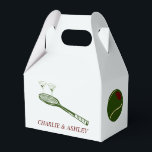 Ballotins Boîte en Papier, Gable 4x2.5x5<br><div class="desc">Ajoutez une touche de sophistication à votre événement avec notre élégante boîte de faveur en papier Tennis et Martini. Parfaite pour les amateurs de tennis et les amateurs de martini, cette boîte de faveur magnifiquement conçue présente des illustrations charmantes de raquettes de tennis et de verres à martini, capturant l'amusement...</div>