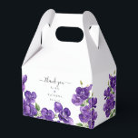 Ballotins Boîte préférée des violettes Deep Purple<br><div class="desc">Améliorez vos cadeaux de mariage avec la boîte-cadeau Deep Purple Violets Small Gable. Cette boîte élégante et sophistiquée présente un design moderne orné de violettes bohèmes à l'aquarelle violette foncé, créant une présentation luxueuse pour vos cadeaux. Idéale pour contenir de petites friandises ou des souvenirs, cette boîte personnalisable ajoute une...</div>