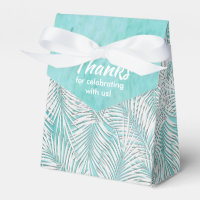 Boîtes de cadeaux de fête aux paumes blanches sur