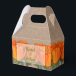 Ballotins Boîtes de faveur de Kraft Gable Tulipes Orange<br><div class="desc">Des bouquets de tulipes orange entourent une boîte de faveur de fête à motif en papier kraft. Personnalisez avec votre libellé. Cliquez sur le bouton PERSONNALISER pour CHANGER les polices et les couleurs de police. Articles COORDONNÉS disponibles dans notre magasin. Cartes de mariage, Cartes RSVP, Cartes de réception, Notes de...</div>