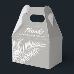 Ballotins Boîtes de Faveurs de Fête aux Paumes Blanches sur<br><div class="desc">Boîtes de faveurs de fête avec des feuilles de palmier blanches sur fond argenté. Parfait pour toute célébration, fête d'anniversaire, douche de mariée, fête de fiançailles, fête de retraite, mariage et plus encore. Cliquez sur PERSONNALISER pour changer la couleur de fond, les polices et ajouter du texte. Voir les invitations...</div>