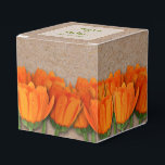 Ballotins Boîtes de faveurs de fête en papier kraft avec tul<br><div class="desc">Des bouquets de tulipes orange entourent une boîte de faveurs de fête carrée de 2" en papier kraft. Personnalisez l'avant et le dessus avec votre texte ou supprimez-le. Cliquez sur le bouton PERSONNALISER pour CHANGER les polices et les couleurs de police. Éléments COORDONNÉS disponibles dans notre boutique. Cartes de mariage,...</div>