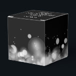 Ballotins Bokeh noir et blanc personnalisé<br><div class="desc">Remerciez vos invités avec des faveurs dans ces boîtes de faveur carrées de 2" avec des lumières bokeh floues noires et blanches élégantes. Parfait pour les célébrations d'anniversaire,  d'anniversaire de mariage,  de mariage,  de nouvel an ou toute occasion spéciale. ARTICLES CORRESPONDANTS dans notre magasin.</div>
