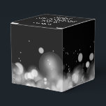 Ballotins Bokeh noir et blanc personnalisé<br><div class="desc">Remerciez vos invités avec des faveurs dans ces boîtes de faveur carrées de 2" avec des lumières bokeh noir et blanc élégantes et floues. Parfait pour les célébrations d'anniversaire,  d'anniversaire de mariage,  de mariage,  de nouvel an ou toute occasion spéciale. ARTICLES CORRESPONDANTS dans notre magasin.</div>