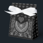 Ballotins Broderie Céramique Noir<br><div class="desc">Impression broderie ajoutée à un effet céramique pour ce motif raffiné avec quelques incrustations de perles ou de cabochons (dessinés). Un style original soigneusement élaboré et chic. Ici en noir, qui lui donne un style gothique, ce motif existe également en gris clair, bleu clair et bleu de Grèce dans d'autres...</div>