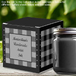 Ballotins Buffalo à carreaux - Gris et noir - Classique<br><div class="desc">Boîte de faveurs classique grise et noire à carreaux buffalo. Le texte sur les deux côtés de la boîte est personnalisable. Si vous utilisez le bouton / outil 'modifier le design', vous pouvez également ajouter vos propres images / photos. D'autres coloris sont disponibles. Voir la collection de toutes les tailles...</div>