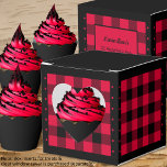 Ballotins Buffalo à carreaux - Rouge et Noir - Cœur de bûche<br><div class="desc">Boîte de faveurs à carreaux buffalo rouge et noir ou cœur de bûcheron. Le texte au dos de la boîte est personnalisable. Si vous utilisez le bouton/l'outil 'Modifier le design', vous pouvez également ajouter vos propres images/photos. D'autres coloris sont disponibles. Voir la collection de toutes les tailles de boîtes et...</div>
