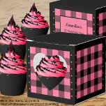 Ballotins Buffalo Check - rose et noir - Ballotin cardiaque<br><div class="desc">Ballotin de buffle rose coeur et noir. Le texte à l'arrière de la boîte est personnalisable. Si vous utilisez le bouton/outil "modifier la conception",  vous pouvez également ajouter vos propres images/photos. Autres couleurs disponibles. Voir la collection de toutes les tailles de boîtes et couleurs de buffles ici : https://www.zazzle.com/collections/boxes_product_promotional_gift_buffalo_check-119842043554925619</div>