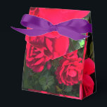 Ballotins Cadeau de fleurs de rose rouge romantique<br><div class="desc">Jardin de roses rouges vintage romantique. Roseraie de roses rouges. Magnifiques roses rouges fleurissent tout l'été. Cadeau charmant pour l'amateur de fleurs.</div>
