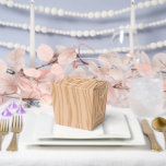 Ballotins Célébration de motif en bois charmant à emporter<br><div class="desc">Ajoutez une élégance rustique à vos événements avec ces charmantes boîtes de faveur de célébration à motif en bois. Dotées d'un design inspiré du bois naturel, elles sont parfaites pour les mariages, les anniversaires et les rassemblements festifs. Solides et faciles à assembler, ces boîtes offrent une façon élégante de présenter...</div>