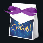 BALLOTINS CÉLÉBRER<br><div class="desc">Un ruban violet et une boîte de cadeau blanche pour toute célébration avec les mots "Célébrez" écrits sur la boîte en écriture bleue et or !</div>