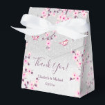 Ballotins Cerise Fleurs rose Parties scintillant Argent Pers<br><div class="desc">Un joli cerisier rose fleurit sur un arrière - plan de parties scintillant argentées. Ballotin botanique mignon avec un texte de remerciement et les noms de mariée et de mariée personnalisés et la date de mariage. Affichez la collection sur cette page pour trouver les produits correspondants. Pour des changements plus...</div>