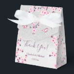 Ballotins Cerisiers Fleurs Rose Paillettes Argent Mariage Su<br><div class="desc">De jolies fleurs de cerisier rose sur un fond de paillettes argentées. Jolie boîte de faveur botanique avec un texte de remerciement et les noms des mariés et la date du mariage personnalisés. Consultez la collection sur cette page pour trouver des produits assortis. Pour des changements plus importants, tels que...</div>
