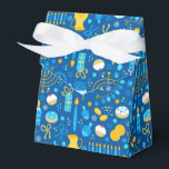 Ballotins Chanukah Célébrer Gelt Etoiles juives Snowflakes<br><div class="desc">Sélectionnez la boîte cadeau de forme que vous voulez pour un petit cadeau ou la faveur de la fête de Chanukah. Cette conception a coordonné le papier d'emballage,  le papier de tissu et les sacs-cadeaux. A utiliser pour les enfants ou les adultes.</div>