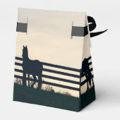 Ballotins Chevaux équestres à la clôture du pâturage (Arrière)