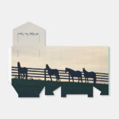 Ballotins Chevaux équestres à la clôture du pâturage (Déplié)