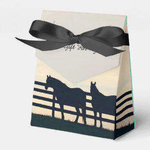 Ballotins Chevaux équestres à la clôture du pâturage